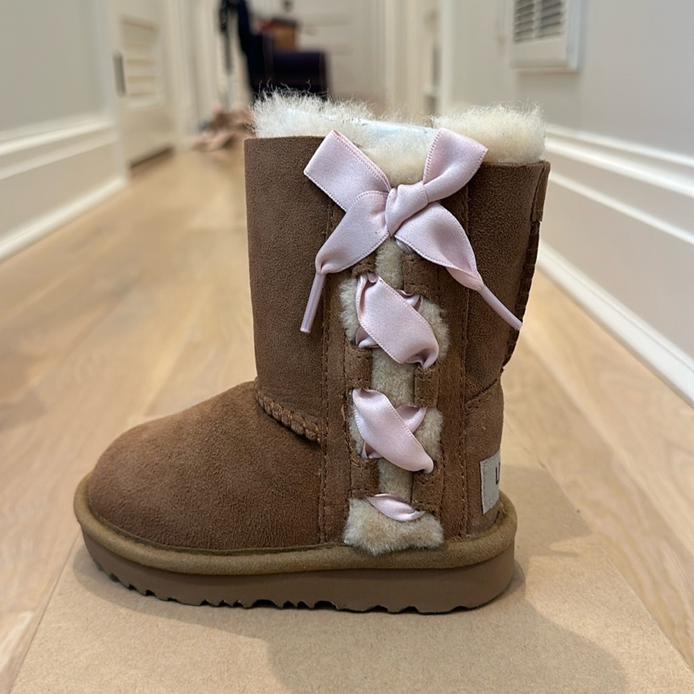 Uggs girls size 7